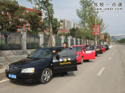 萬(wàn)州廣路汽車(chē)陪駕服務(wù)與重慶汽車(chē)陪練指南 駕校一點(diǎn)通后的上路必修課